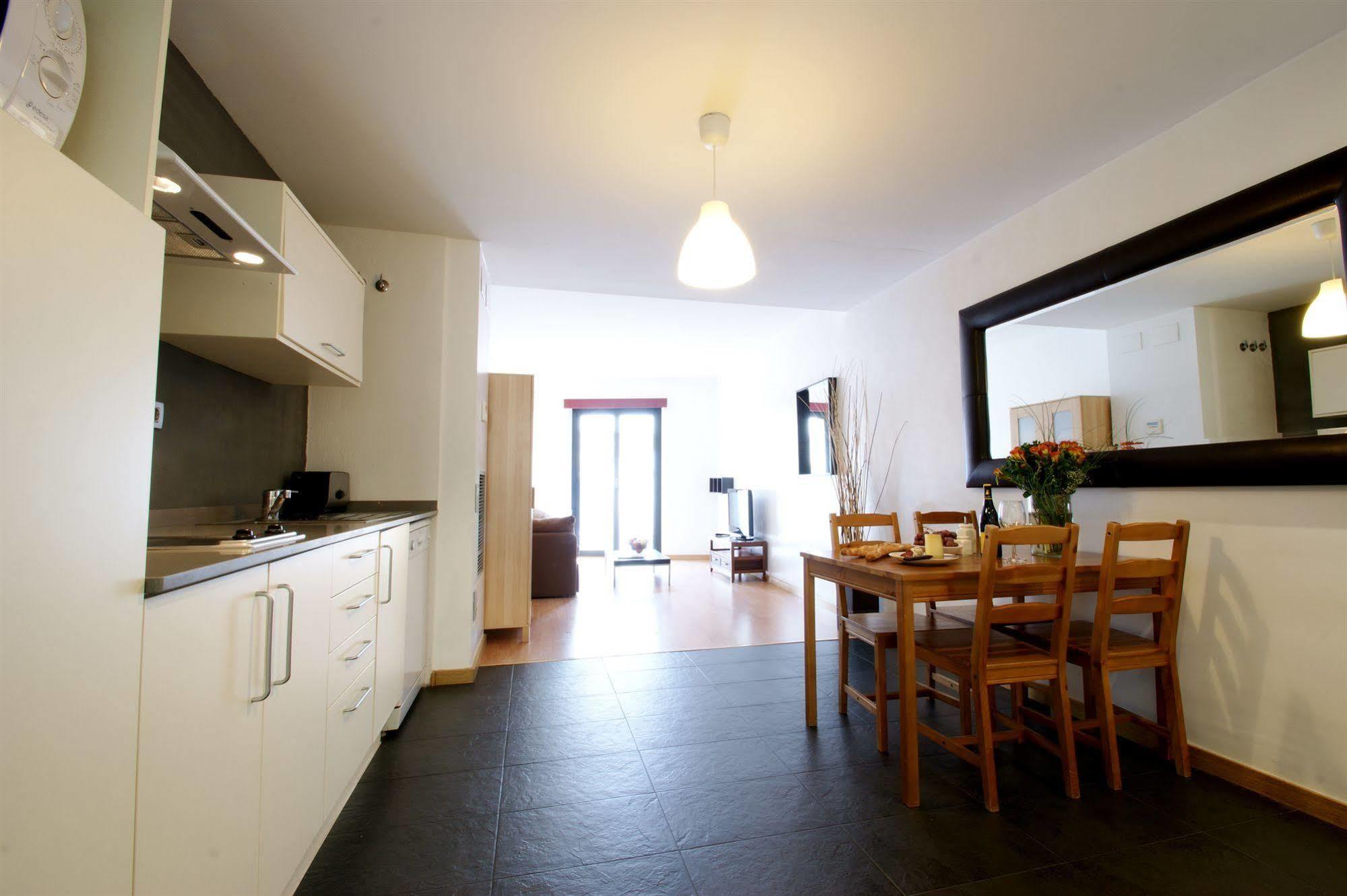 Short Stay Group Liceu Serviced Apartments Барселона Экстерьер фото